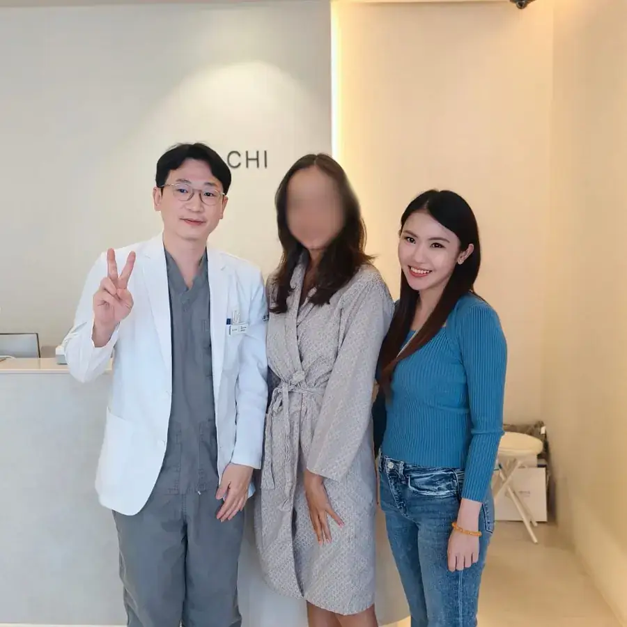 dr. Febriani Sari bersama dokter Korea dan seorang pasien; wajah pasien disamarkan