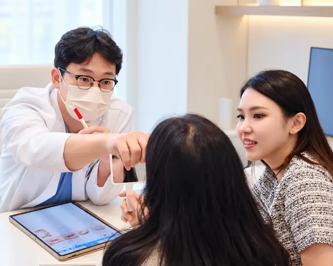 dr. Febriani Sari mendampingi konsultasi pasien bersama dokter Korea