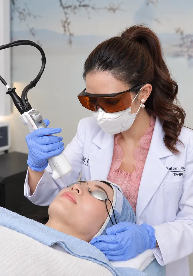 dr. Febriani Sari melakukan perawatan laser pascaoperasi pada pasien di klinik Lumious PIK